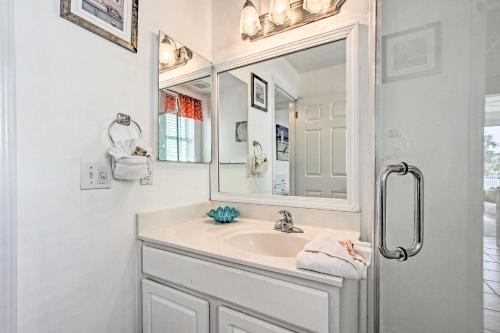 Modern Destin Cottage with Patio Short Walk to Beach - image 8