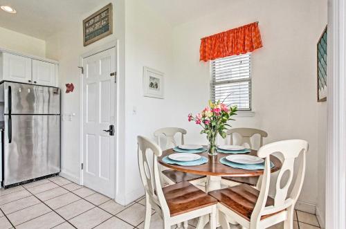 Modern Destin Cottage with Patio Short Walk to Beach - image 9