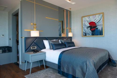 1 king bed, 1 queen bed, 2 sofa beds
