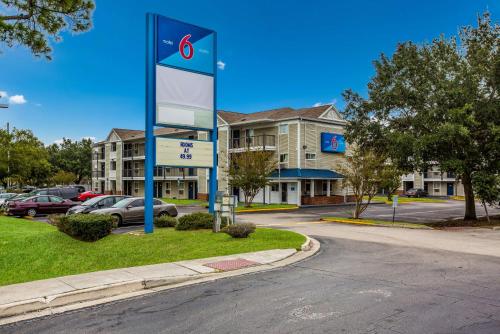 Motel 6-Jacksonville, FL - South