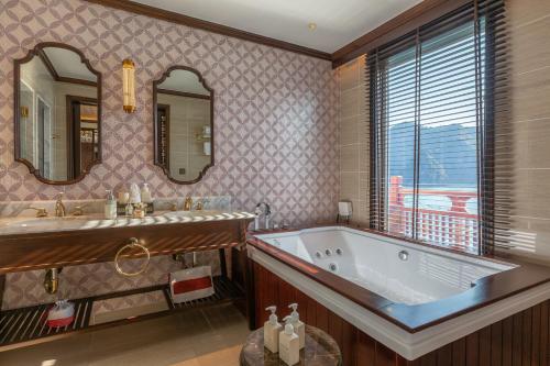 Heritage Line Ylang Cruise - Ha Long and Lan Ha Bay - 화장실