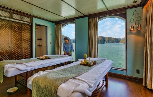 Heritage Line Ylang Cruise - Ha Long and Lan Ha Bay - 마사지