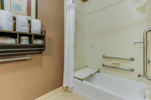 Suite with Mobility Accessible Tub