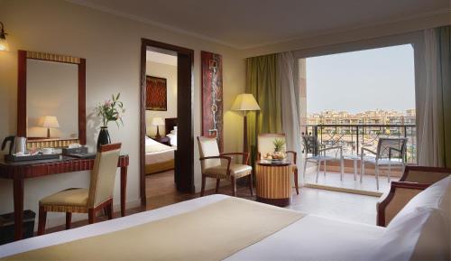 Coral Sea Beach and Aqua Park in 아타카