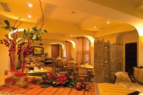 Restaurant, Hotel Novecento Roma near Arcibasilica di San Giovanni in Laterano