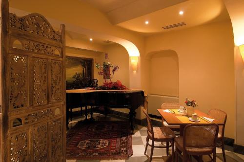 Restaurant, Hotel Novecento Roma near Arcibasilica di San Giovanni in Laterano