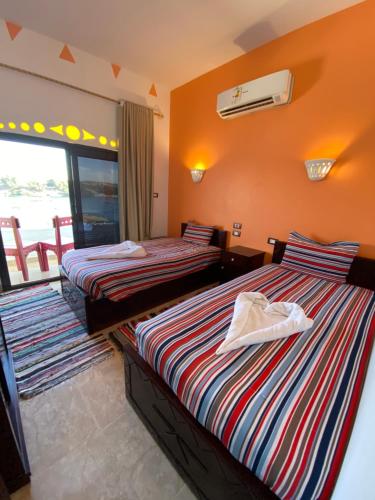 2 twin beds