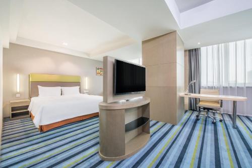 Standard King Room with Extra Floor Space image 3