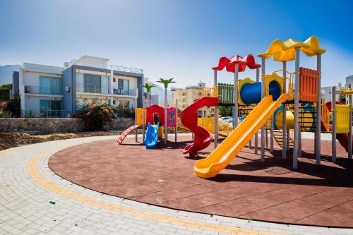 Spēļu laukums, Comfortable One-Bedroom Apartment near the Sea and Casino Merit Park Sel 2-6 in Karaoğlanoğlu