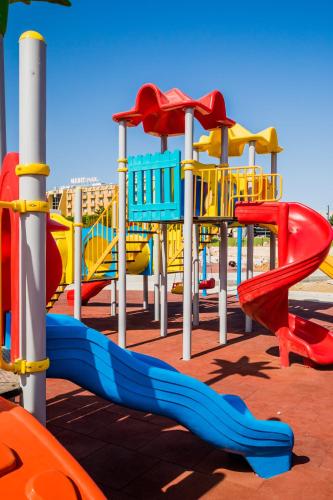 Spēļu laukums, Comfortable One-Bedroom Apartment near the Sea and Casino Merit Park Sel 2-6 in Karaoğlanoğlu