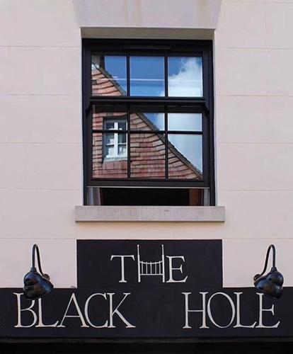 Instalaciones, The Black Hole in Winchester