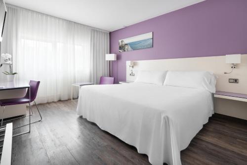 Exe Coruna Set in a prime location of La Coruna, Tryp Coruña Hotel puts everything the city has to offer just outside your doorstep. The property has everything you need for a comfortable stay. Service-minded s