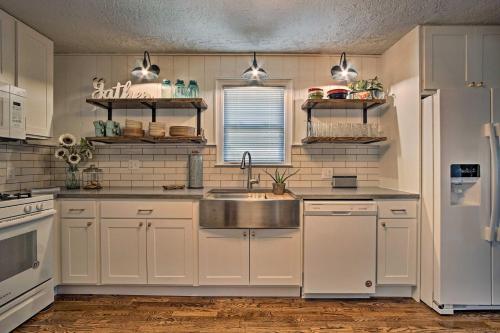 Cute Emporia House - Mins to Downtown and ESU! - image 8