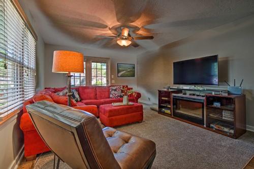 Cute Emporia House - Mins to Downtown and ESU! in Emporia, USA