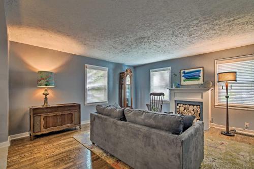 Cute Emporia House - Mins to Downtown and ESU! in Emporia, USA