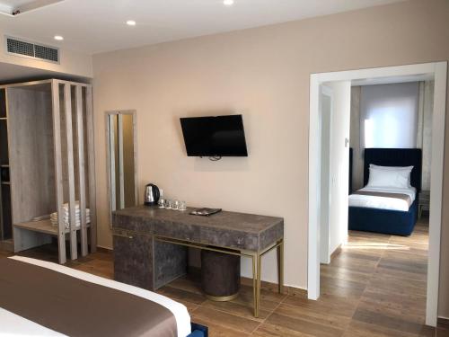 1 king bed, 2 twin beds