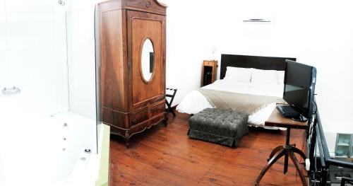 1 queen bed, 2 sofa beds