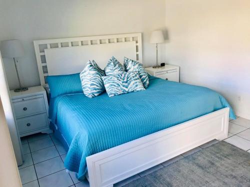 1 king bed, 2 sofa beds
