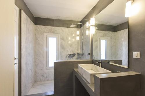 Modern home with 2 apartments, a swimming pool and sea view, in the area of Koundouros
