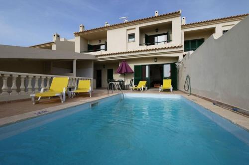 2 bedrooms, 6 beds