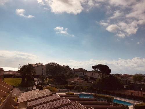View, Appartement 2 pieces, renove, 2 piscines+tennis, mer, climatisation in La Fontonne