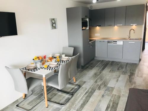 Kitchen, Appartement 2 pieces, renove, 2 piscines+tennis, mer, climatisation in La Fontonne