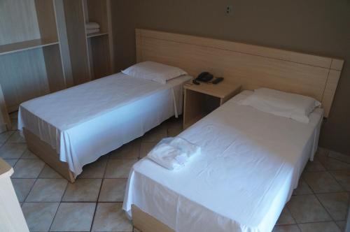2 twin beds