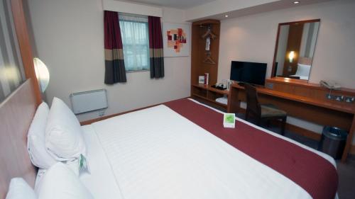 Holiday Inn Manchester Central Park an IHG Hotel - image 3