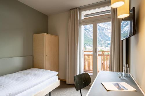 Single Room with Balcony and Mountain View