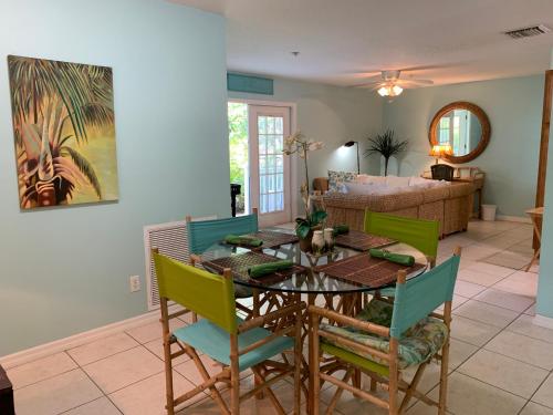 Coconut Palm Beach Bungalow 2 bedroom King bed - image 10