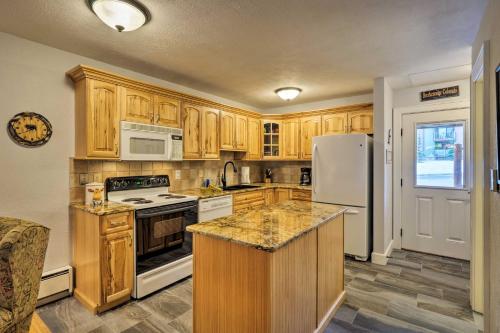 Ski-InandOut Breckenridge Condo Walk to Main St! in Breckenridge, USA