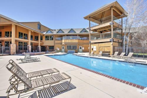 Cozy Mountain Condo with Pool 2 Mi to Granby Ranch!