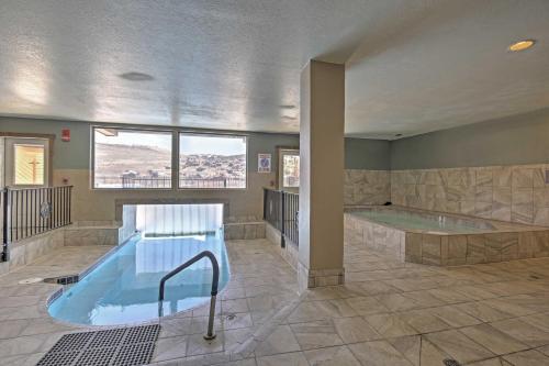 Cozy Mountain Condo with Pool 2 Mi to Granby Ranch!