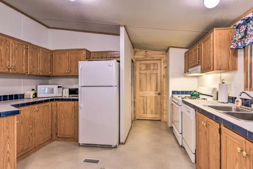 Cozy Pittsburg Home on Perry Stream with Trail Access