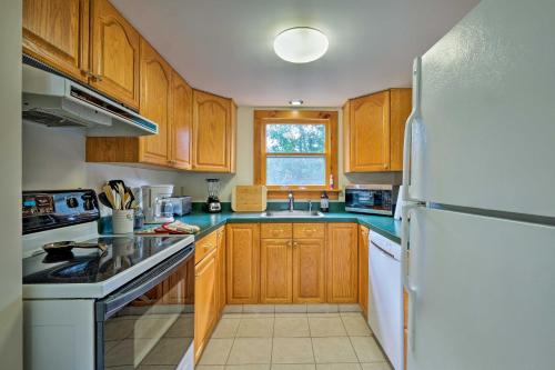 Picturesque Cottage with Sunroom on Ashmere Lake!