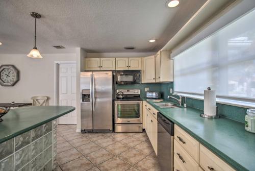 Breezy Updated Home - Walk to Beach and Restaurants!