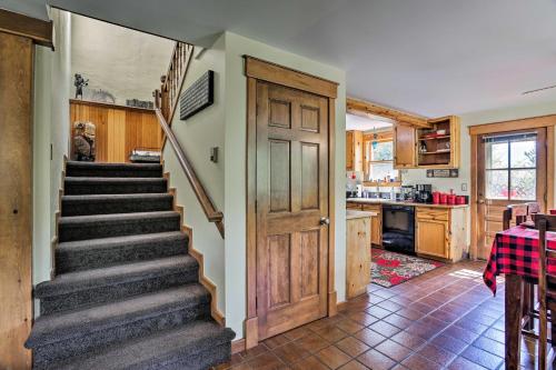 Cozy Home with Deck and Mountain Views, Walk to Casinos in Central City