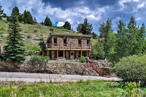 . Cozy Home with Deck and Mountain Views, Walk to Casinos