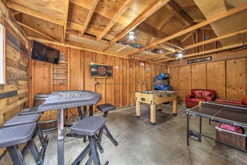 Big Bear Cabin with Deck and Arcade Room, Near Skiing in Big Bear City, USA