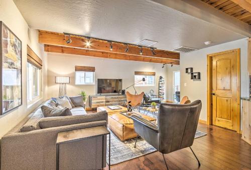 Modern Mtn Home with Hot Tub 1Mi to Big Bear Resort