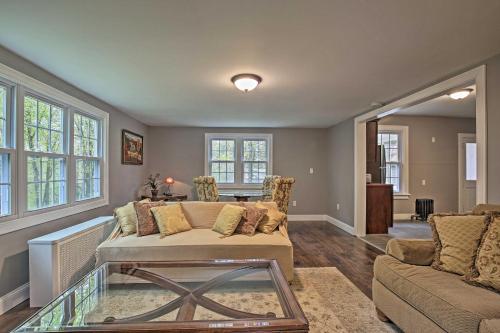 Beautiful Lenox Home, 3 Mi to Shakespeare and Co! in Lenox, USA