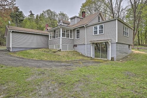 Beautiful Lenox Home, 3 Mi to Shakespeare and Co! in Lenox, USA