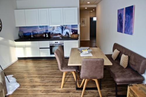 2 bedrooms, 3 beds
