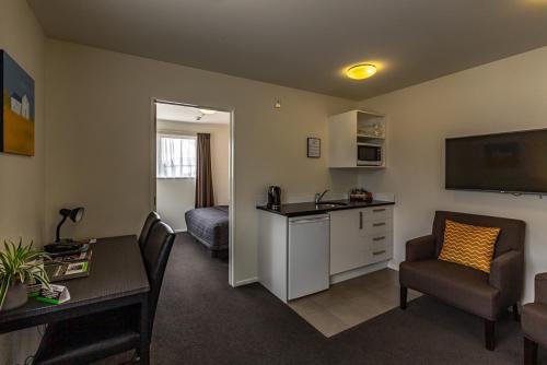 Airport Palms Motel Airport Palms Motel is conveniently located in the popular Burnside area. Featuring a satisfying list of amenities, guests will find their stay at the property a comfortable one. Facilities for disabl