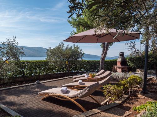 Luxury Villa on the Beach with sunny Garden Parking