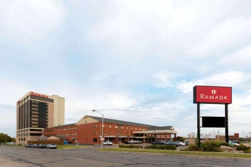 B&B Topeka - Ramada by Wyndham Topeka Downtown Hotel & Convention Center - Bed and Breakfast Topeka