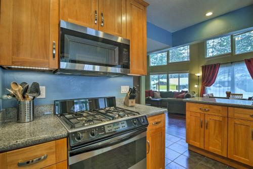 3BR+Loft S. Lake Tahoe Cabin w/ Deck & Gas Grill! - image 7