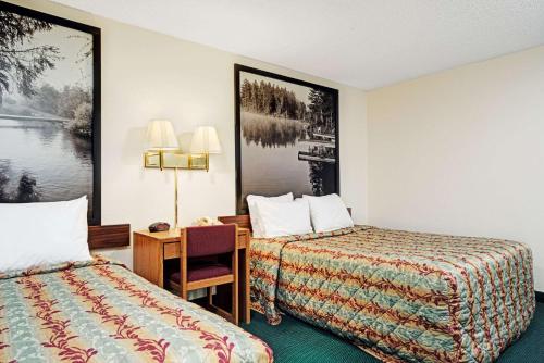 Deluxe Queen Room with Two Queen Beds - Non-Smoking