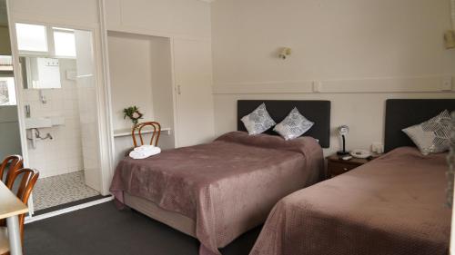 Country Motor Inn Located in Singleton, Country Motor Inn is a perfect starting point from which to explore Hunter Valley. The property offers a wide range of amenities and perks to ensure you have a great time. Wi-Fi 