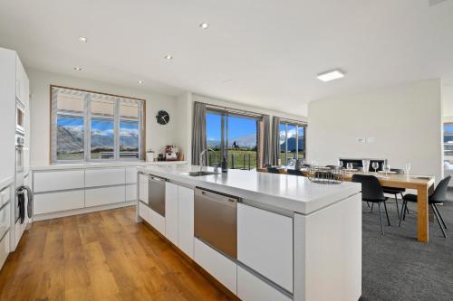 Infinity Views - Modern Wanaka Holiday Home - image 2